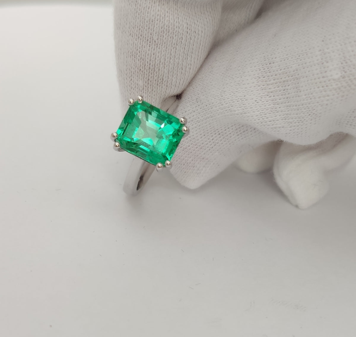 Ring aus 750er Gelbgold und einem 4 ct kolumbianischen Smaragd