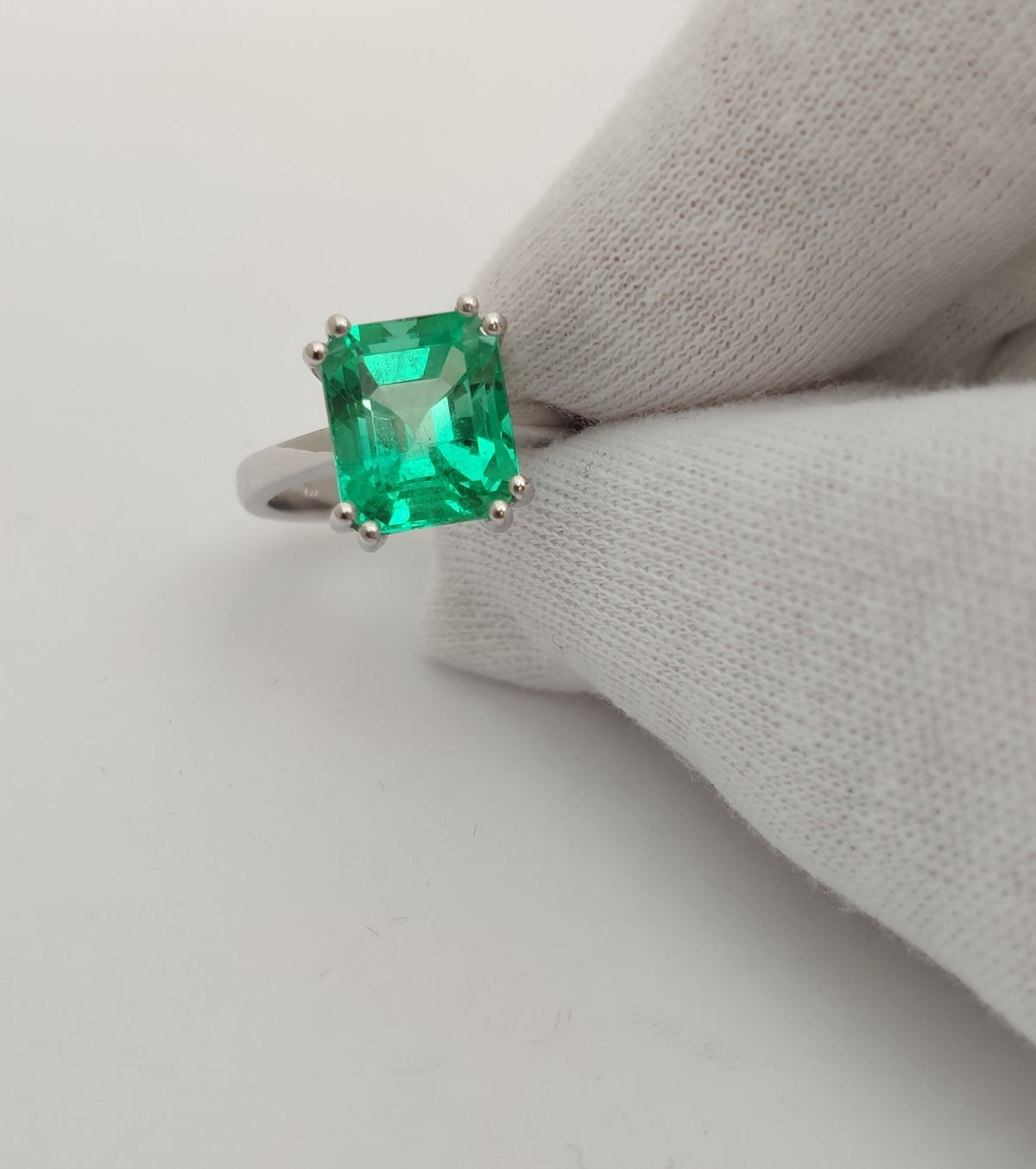 Ring aus 750er Gelbgold und einem 4 ct kolumbianischen Smaragd