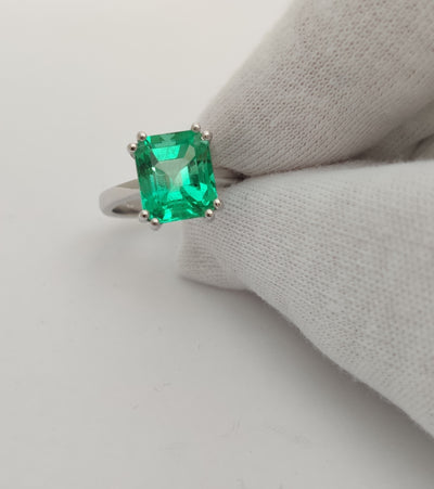 Ring aus 750er Gelbgold und einem 4 ct kolumbianischen Smaragd