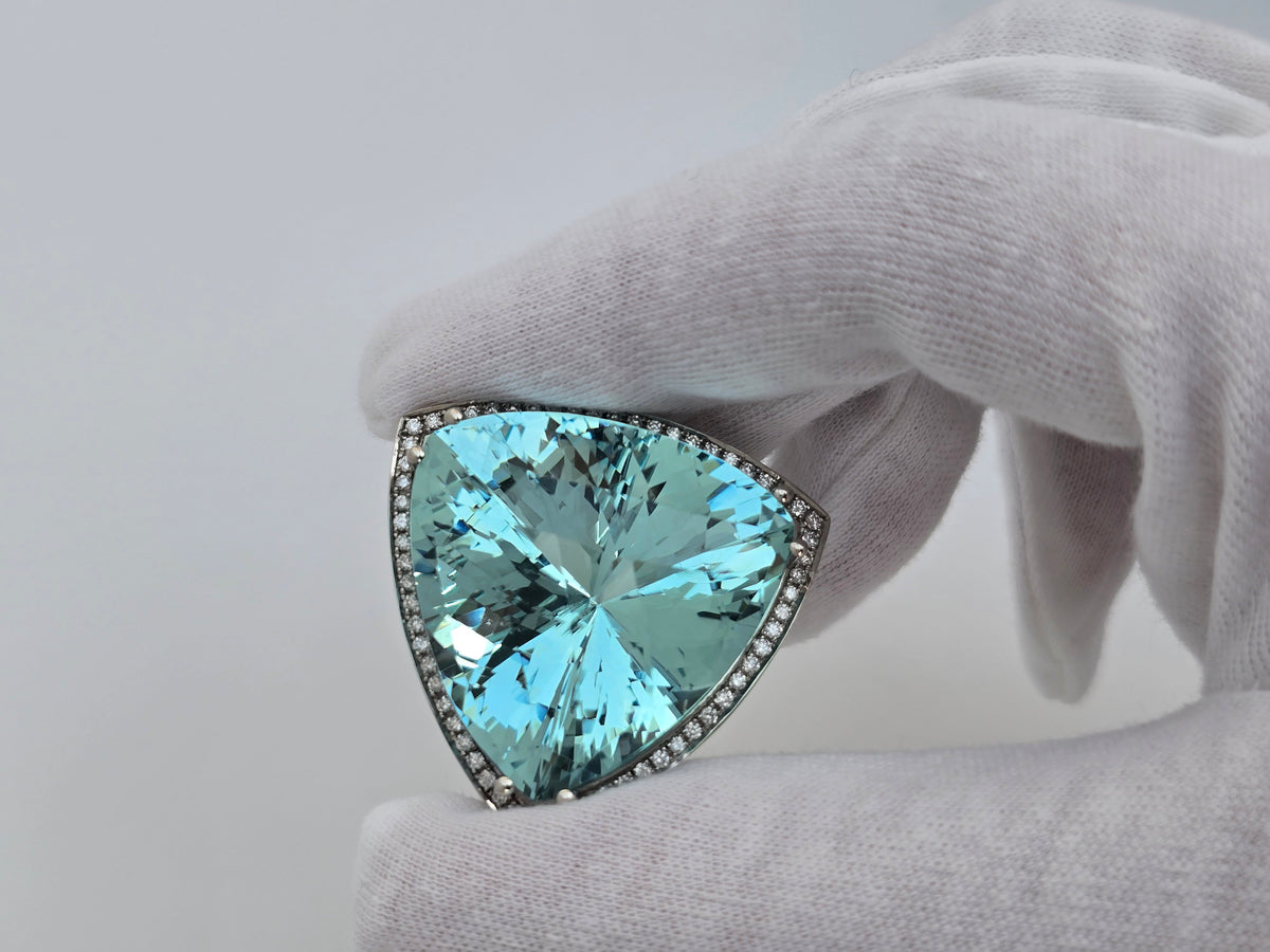 Statement-Anhänger aus Platin mit ca. 85 ct Aquamarin und Diamantbesatz