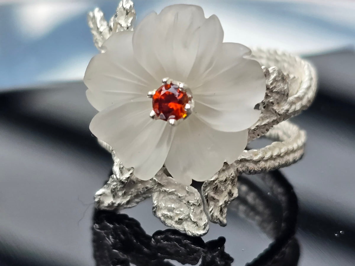 Silbergehäkeltes Set mit handgravierten Bergkristallblüten und orangenen Granaten