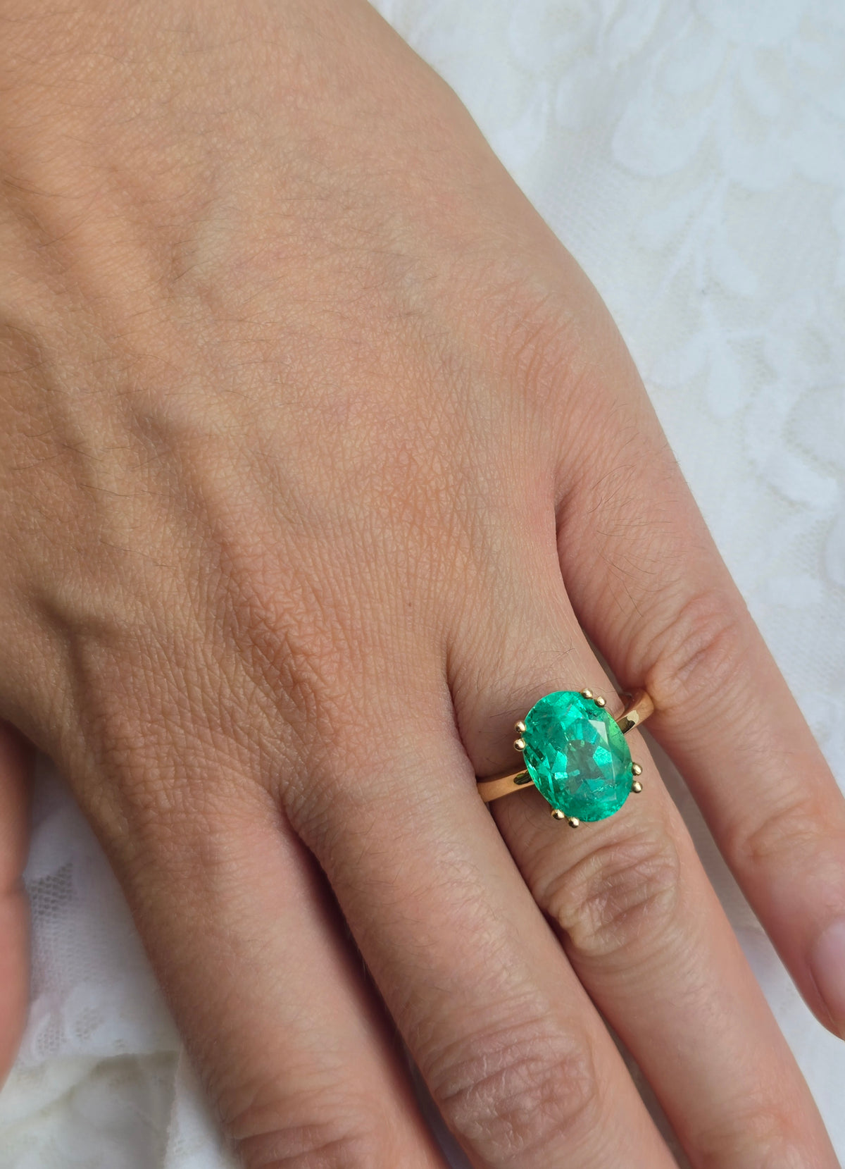 Ring aus 750er Weißgold mit einem 4 ct kolumbianischen Smaragd