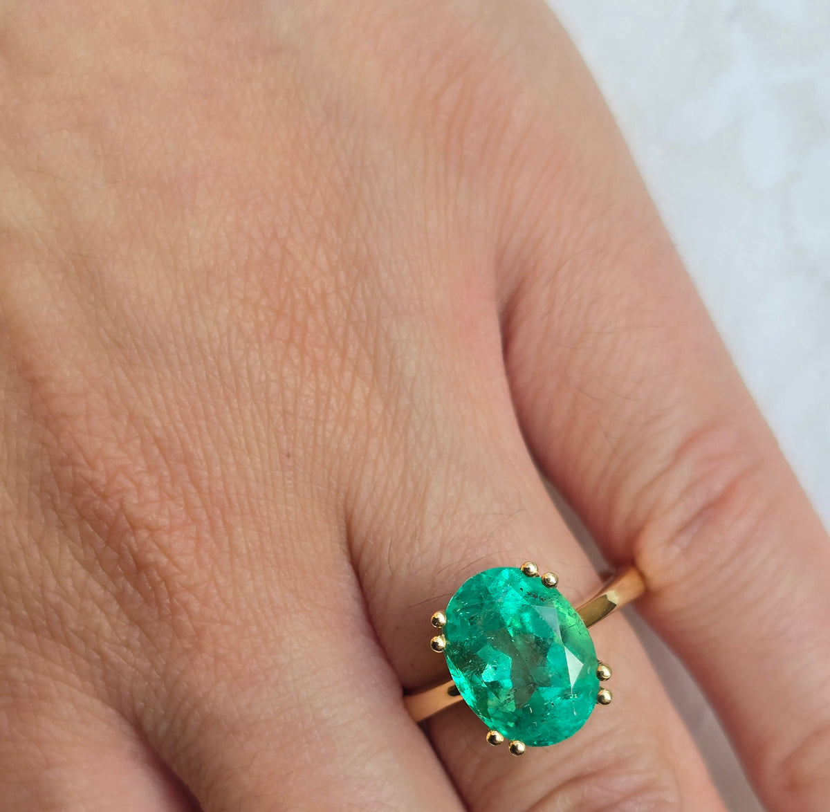 Ring aus 750er Weißgold mit einem 4 ct kolumbianischen Smaragd