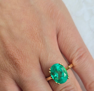 Ring aus 750er Weißgold mit einem 4 ct kolumbianischen Smaragd