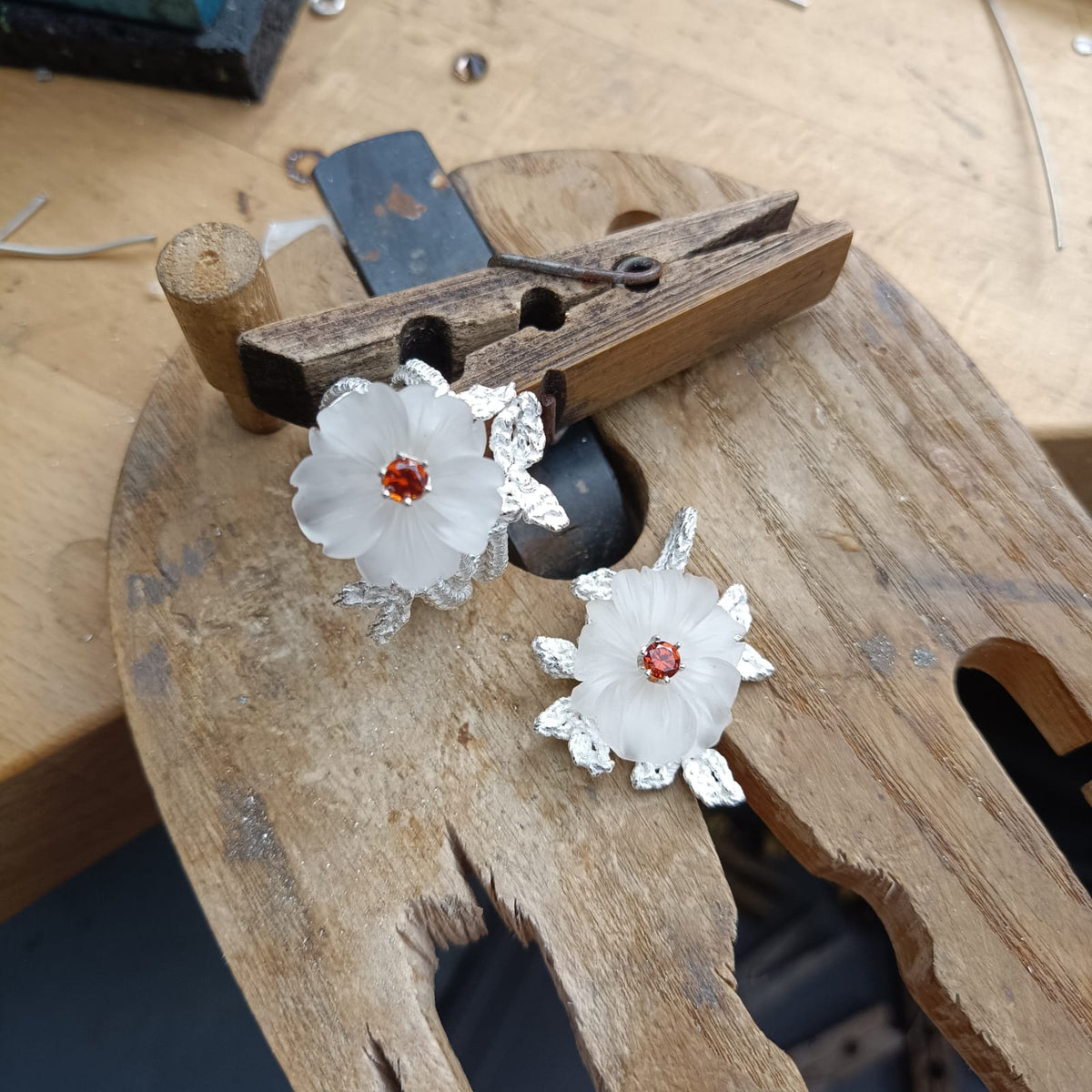 Silbergehäkeltes Set mit handgravierten Bergkristallblüten und orangenen Granaten