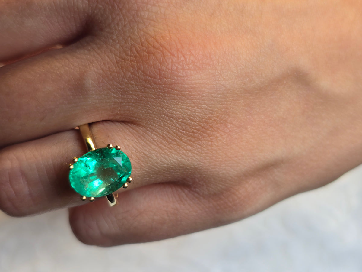 Ring aus 750er Weißgold mit einem 4 ct kolumbianischen Smaragd