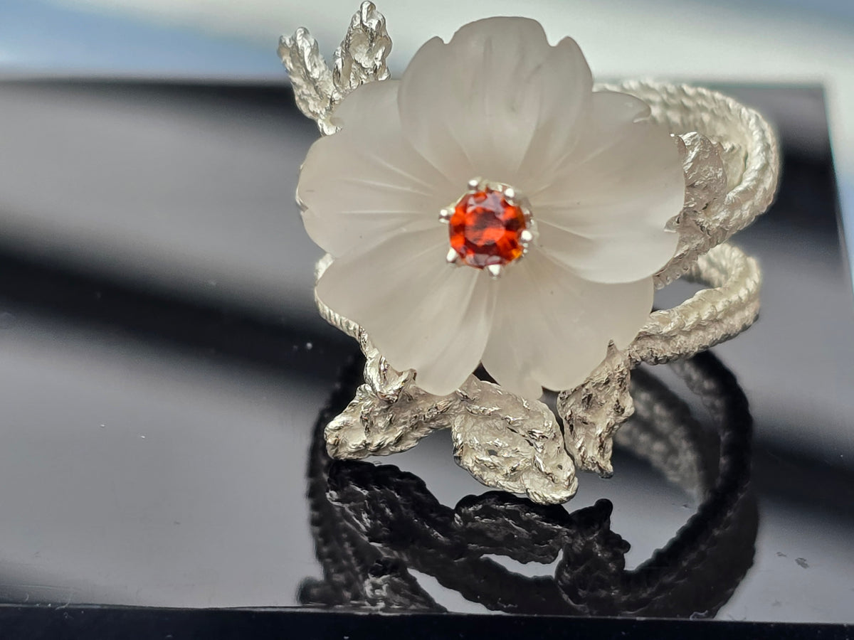 Silbergehäkeltes Set mit handgravierten Bergkristallblüten und orangenen Granaten