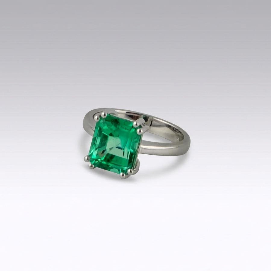 Ring aus 750er Gelbgold und einem 4 ct kolumbianischen Smaragd