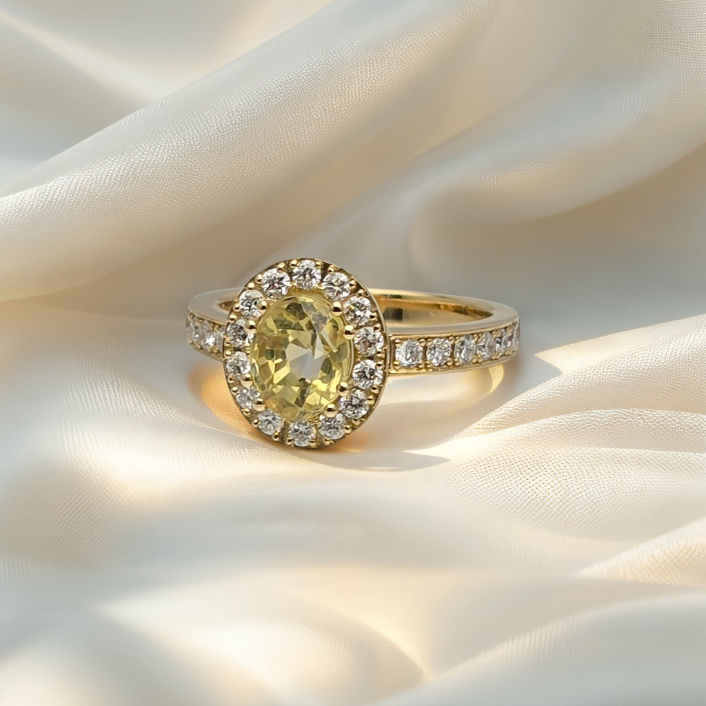 Ring aus 750er Gelbgold mit einem 2,5 ct unbehandelten gelben Saphir und Diamanten