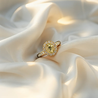Ring aus 750er Gelbgold mit einem 2,5 ct unbehandelten gelben Saphir und Diamanten