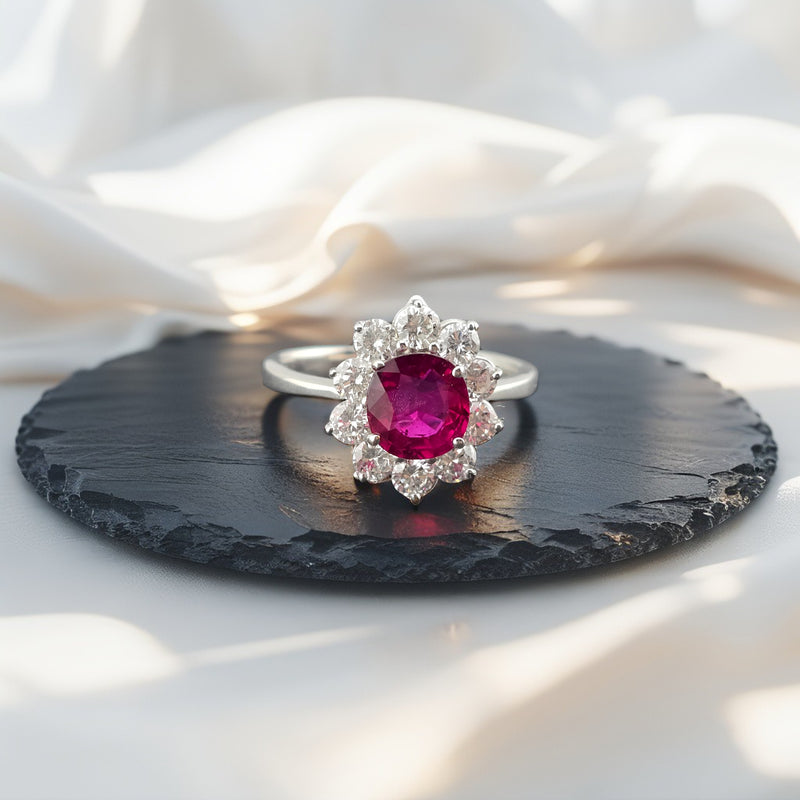 Ring aus 750er Weißgold mit einem Rubin und Diamantenkranz